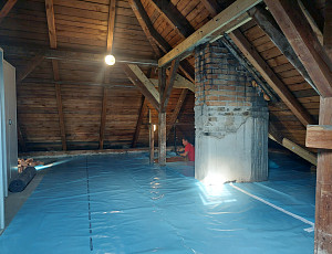 Zateplení stropu rodinného domu pomocí foukané izolace